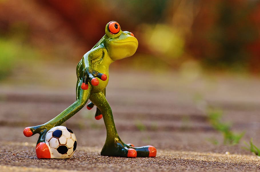green frog figurine, football, funny, cute, play, sweet, figure, HD wallpaper