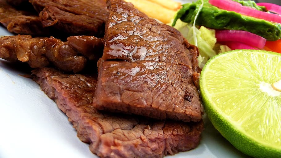 steak beside sliced citrus fruit, meat, asada, plate, food HD wallpaper