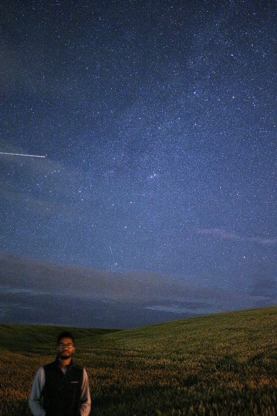 man standing on meadows under starry sky, man standing on greenfield under milky way HD wallpaper