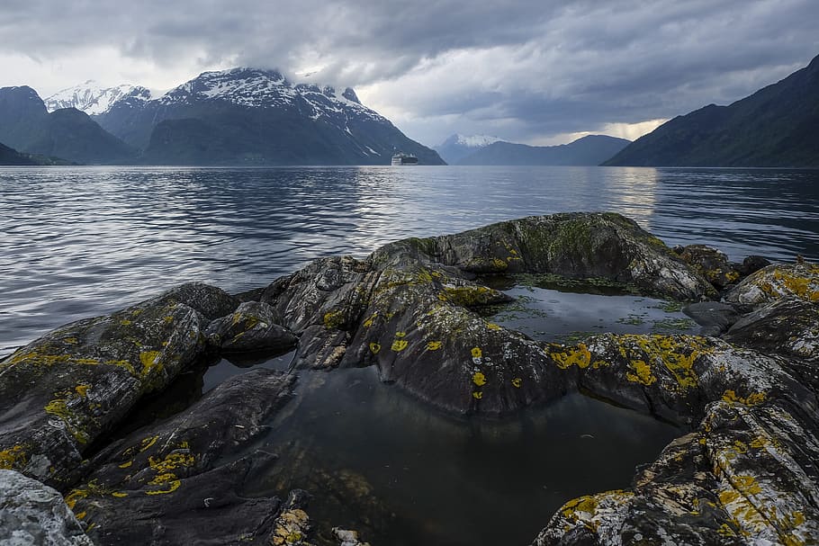 shallow focus photography of rock formation surrounded by water HD wallpaper
