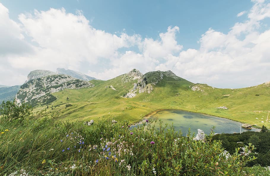 body of water on mountain, mountain with lake, cloudy, sky, green mountains HD wallpaper