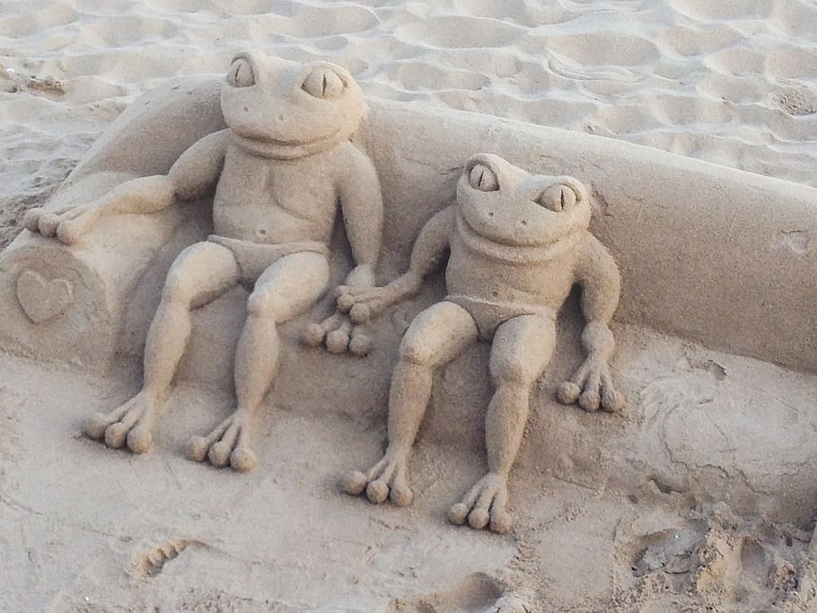 Frog, Sofa, Sand, Beach, Sculpture, friends, love, couple, no people HD wallpaper
