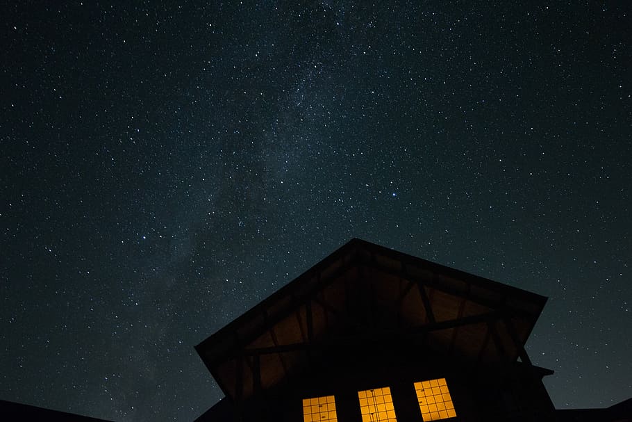 black wooden house, brown house during nighttime, star, dark HD wallpaper