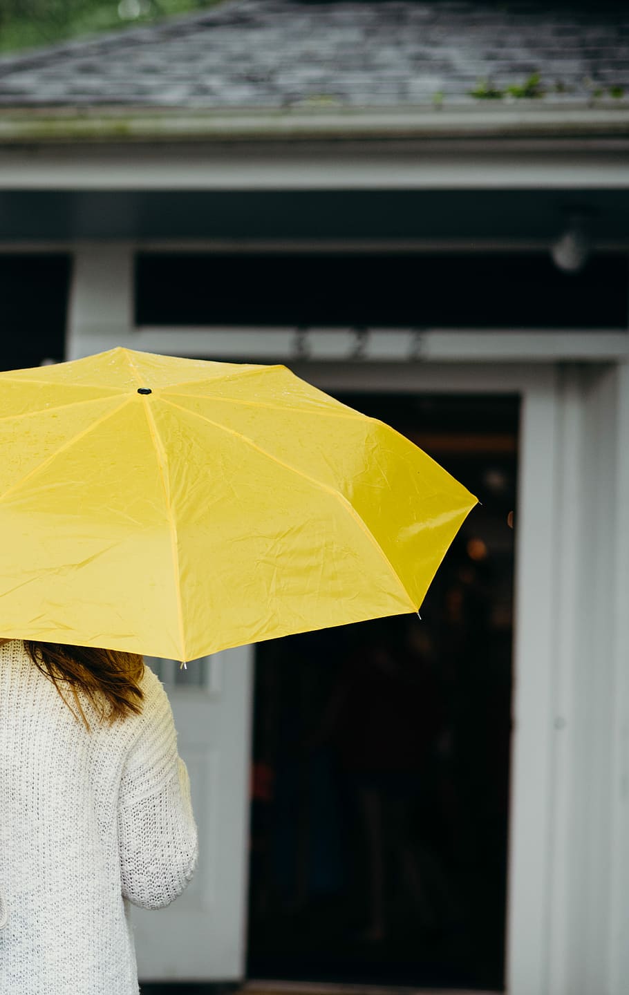 woman using yellow umbrella, woman holding yellow umbrella, focus on foreground HD wallpaper