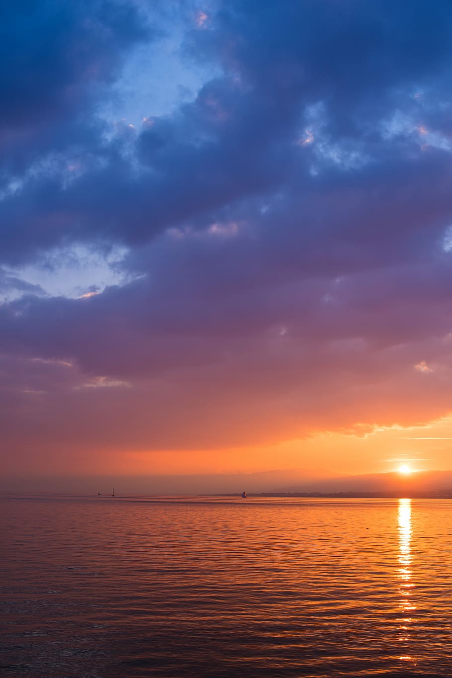 body of water under golden hour, blue clouds over ocean during sunset HD wallpaper