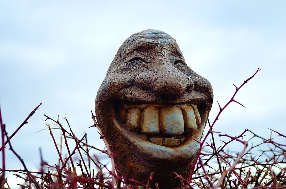 statue of smiling man's face under cloudy sky during daytime HD wallpaper