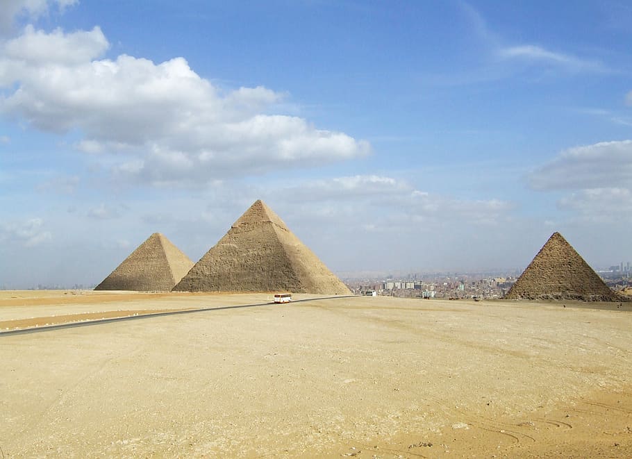 white vehicle on road near pyramid during daytime, egypt, pyramids, HD wallpaper