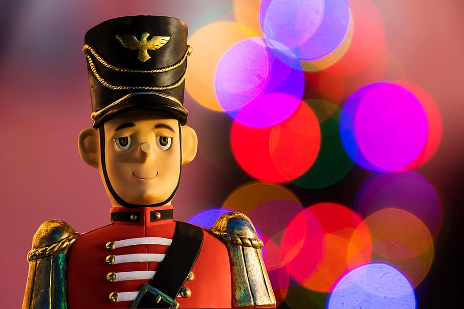 bokeh photography of Royal Guard nutcracker doll, christmas HD wallpaper
