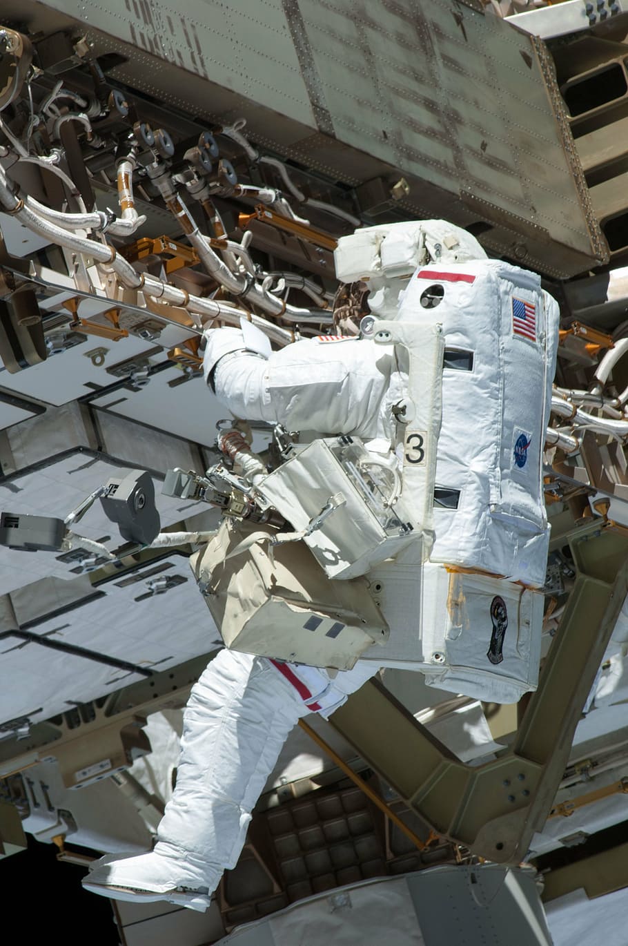 astronaut, spacewalk, space shuttle, discovery, tools, suit HD wallpaper