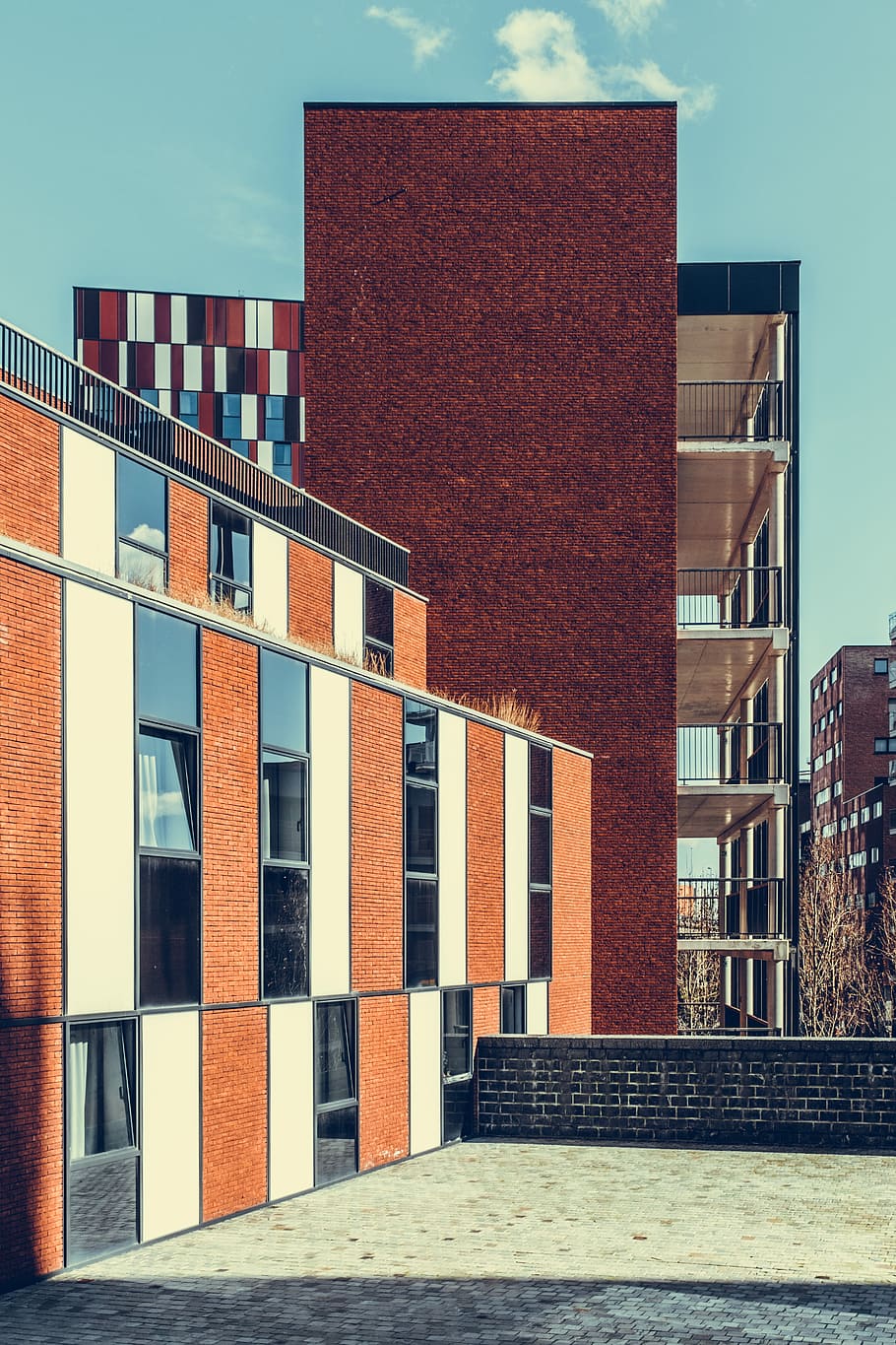orange and white concrete building under blue sky at daytime, building with mirror HD wallpaper