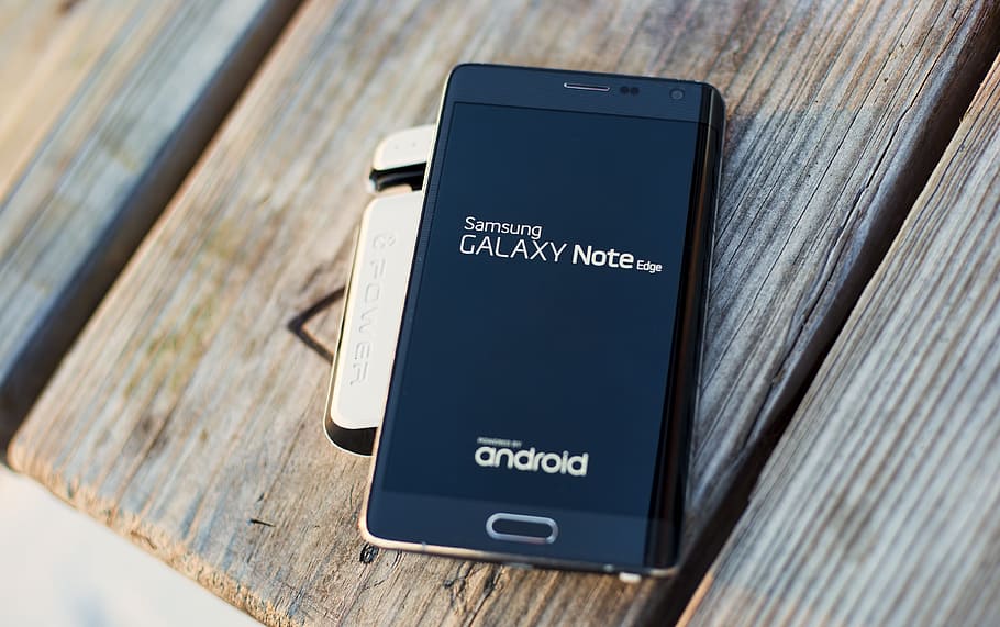 black Samsung Galaxy Note on gray wood, samsung galaxt note edge