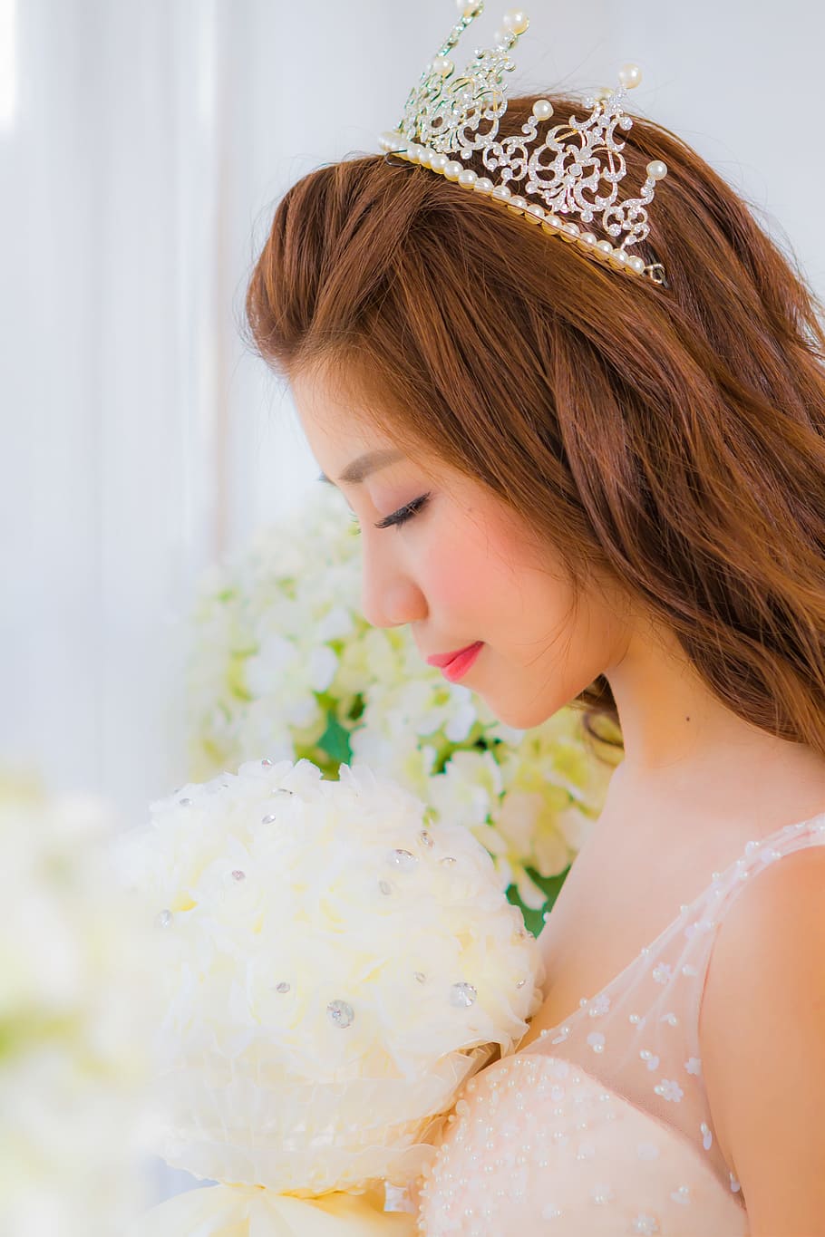 wedding, bride, white flower, side view, smile, bouquet, smiling HD wallpaper