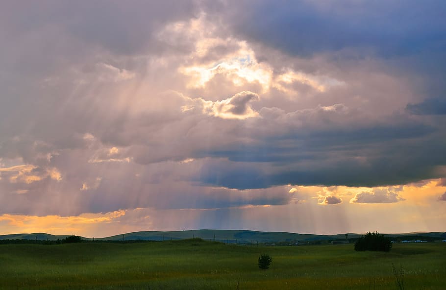 landscape photography of field under white clouds, sun, rays HD wallpaper