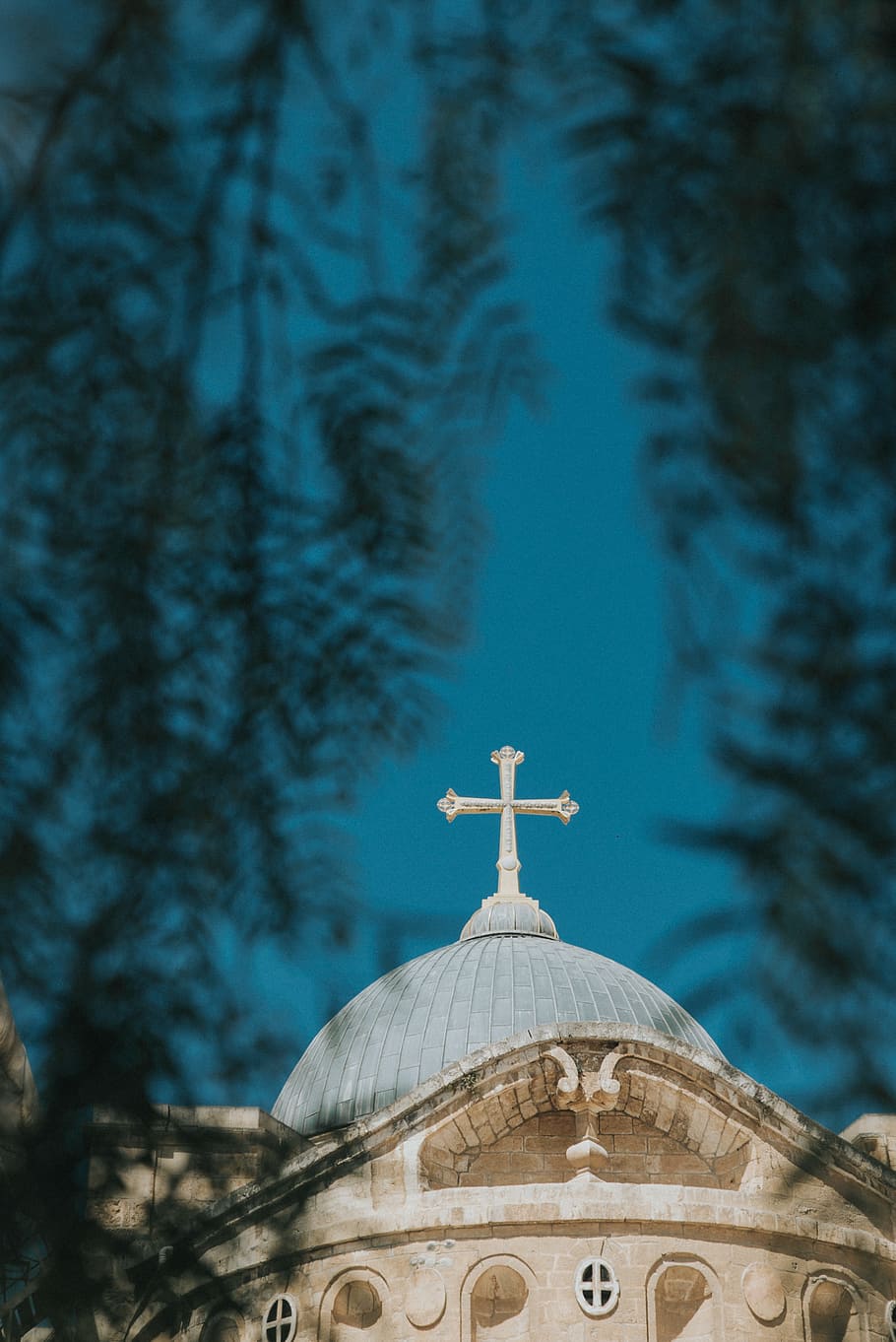 low-angle photography of white and blue church, low angle photography of church's dome roof HD wallpaper