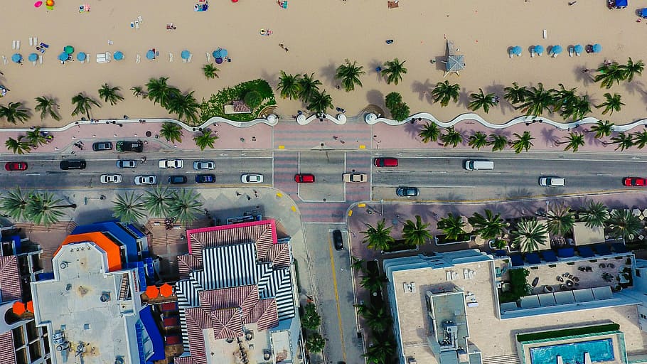 aerial photo of buildings near beach, high-angle photo of vehicles on road between high buildings and beach at daytie, HD wallpaper