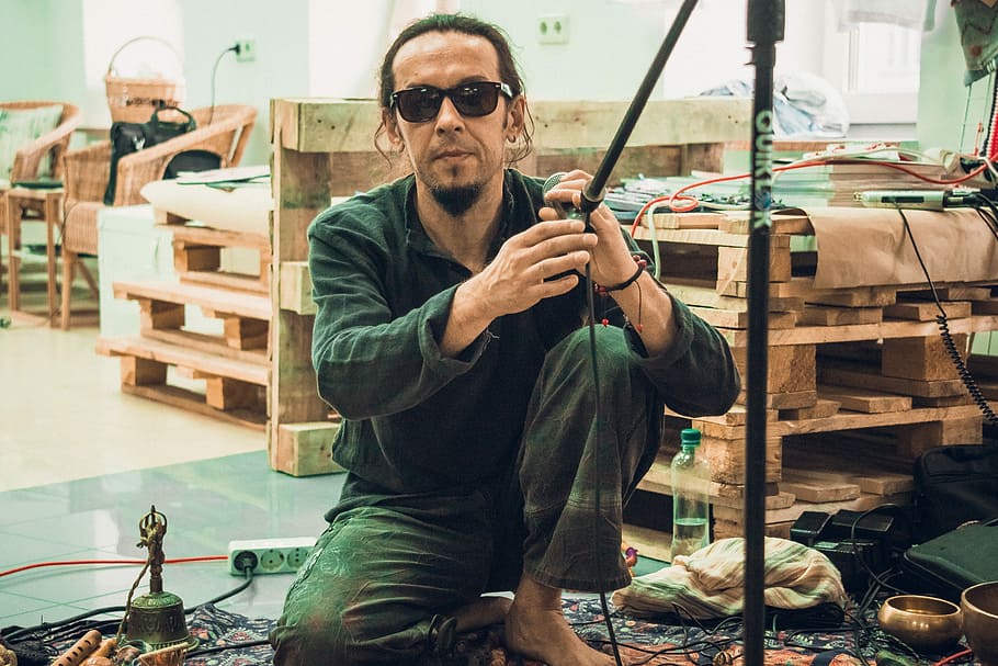 Musician, Microphone, Room, Tool, musical instrument, man, one man only HD wallpaper
