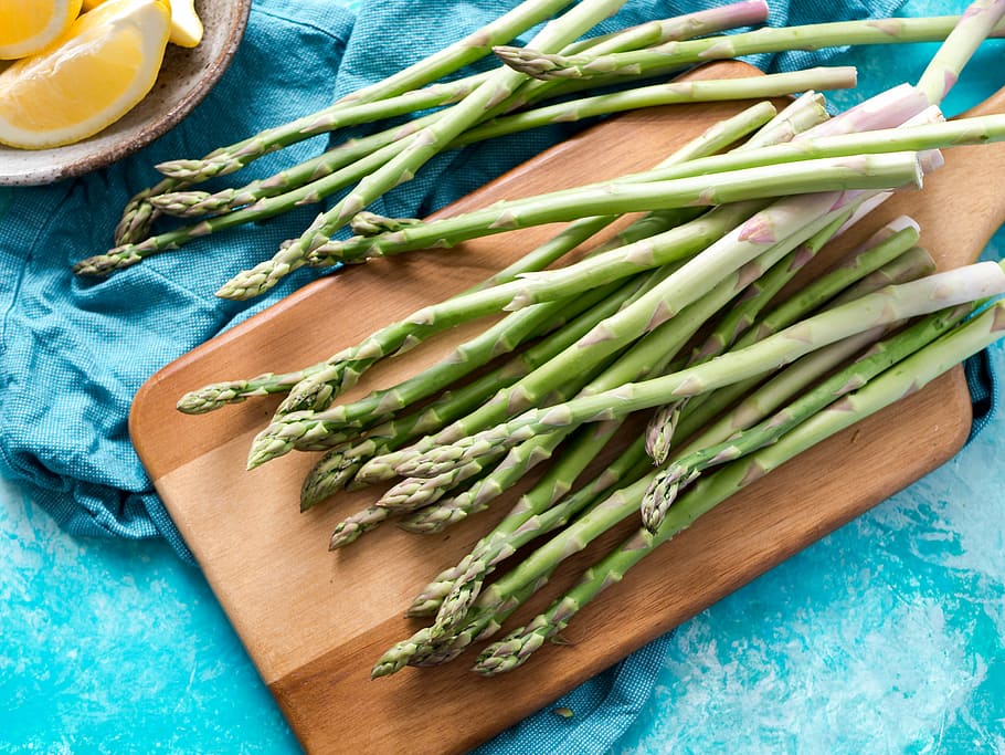 brown chopping board, asparagus on top of chopping board, vegetable HD wallpaper