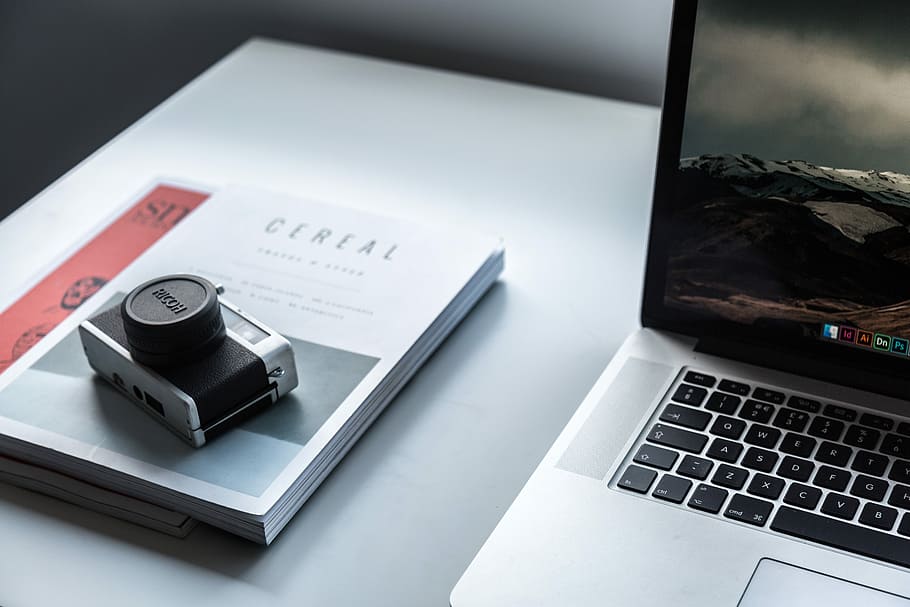 black and gray camera on book, DSLR camera on book, desk, laptop HD wallpaper