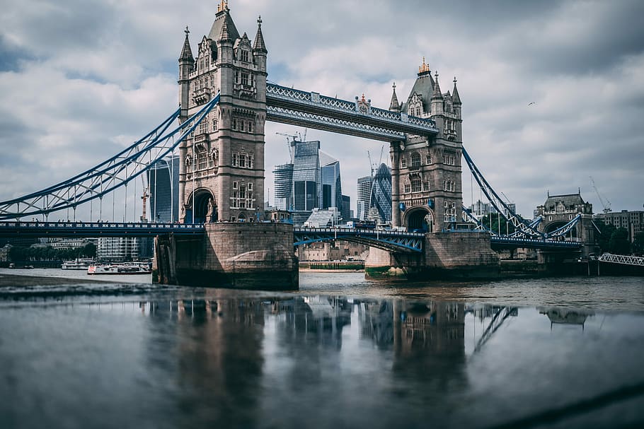 London Tower Bridge taken under white clouds during daytime, London Bridge photo beside a body of water HD wallpaper