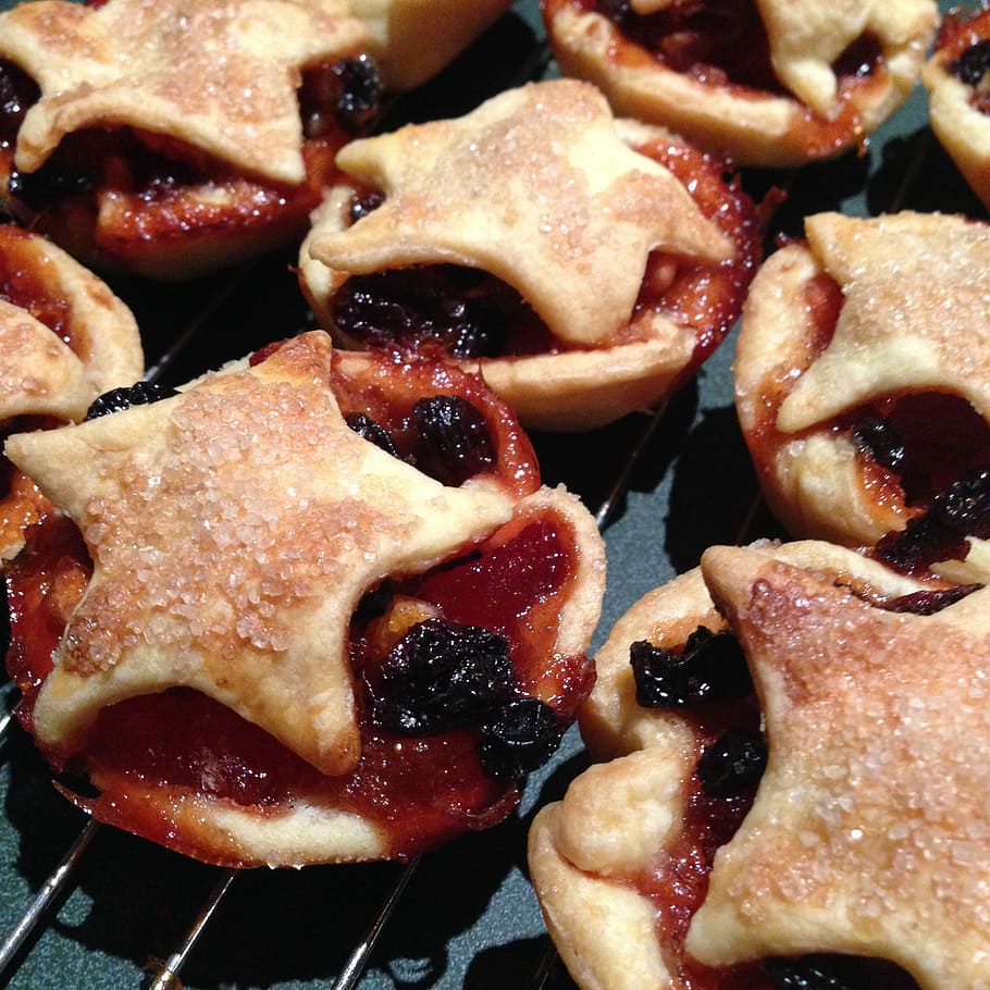 bread with jam and raisins in close up photography, mince tarts HD wallpaper