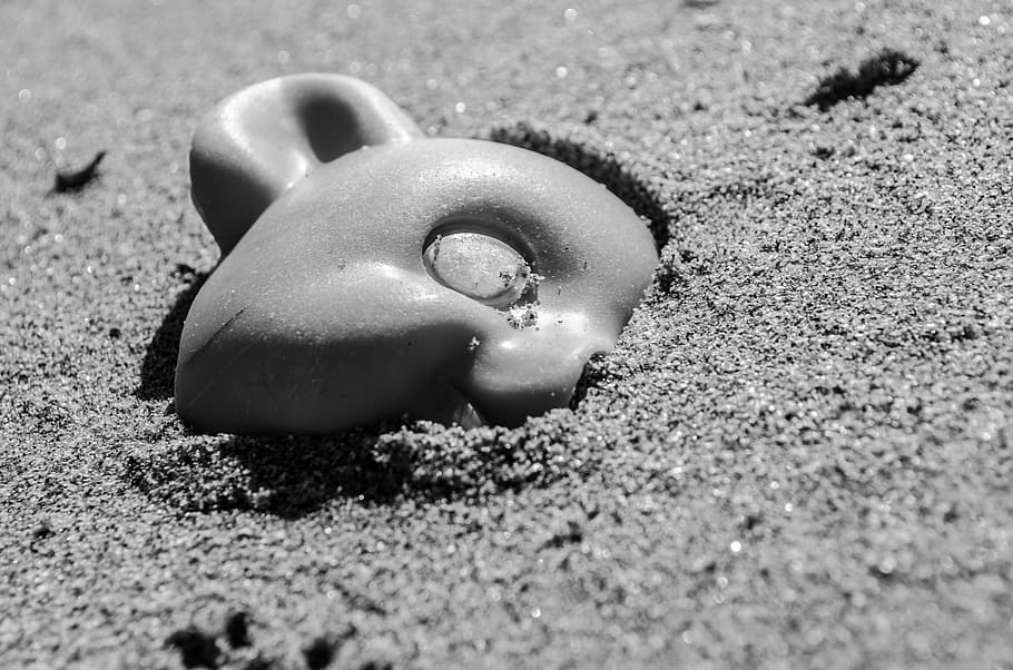 grayscale photo of sand, toy, broken, old, lost, children, bear HD wallpaper