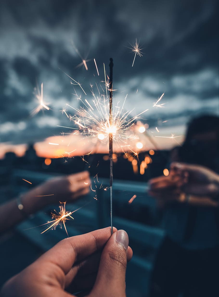 photo of person holding lighted sparkler, photo of person holding firecracker stick, HD wallpaper