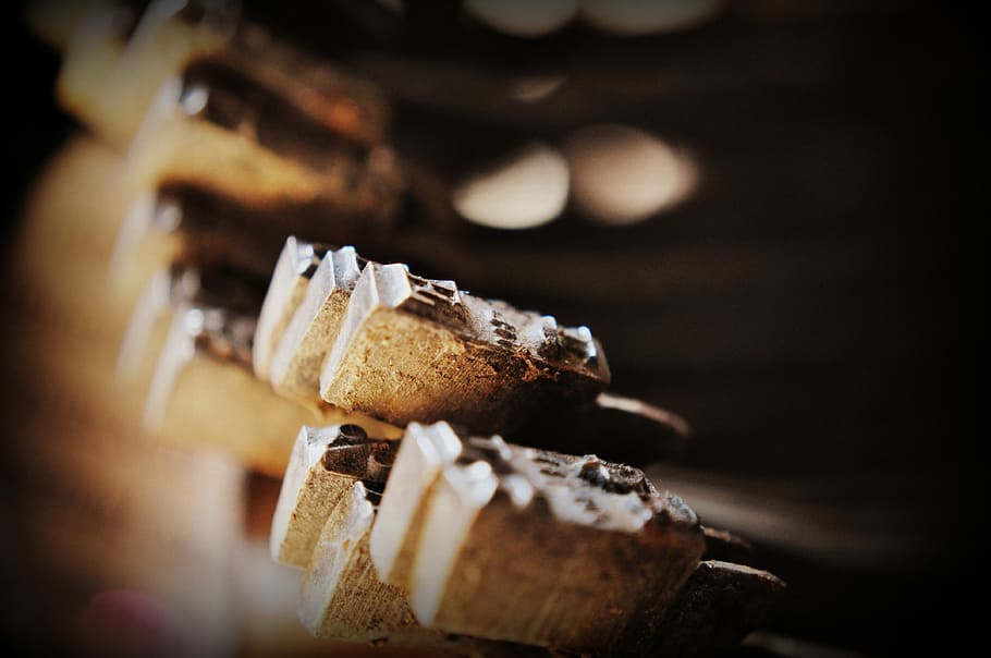 selective focus of wooden blocks, macro photography of typewriter HD wallpaper
