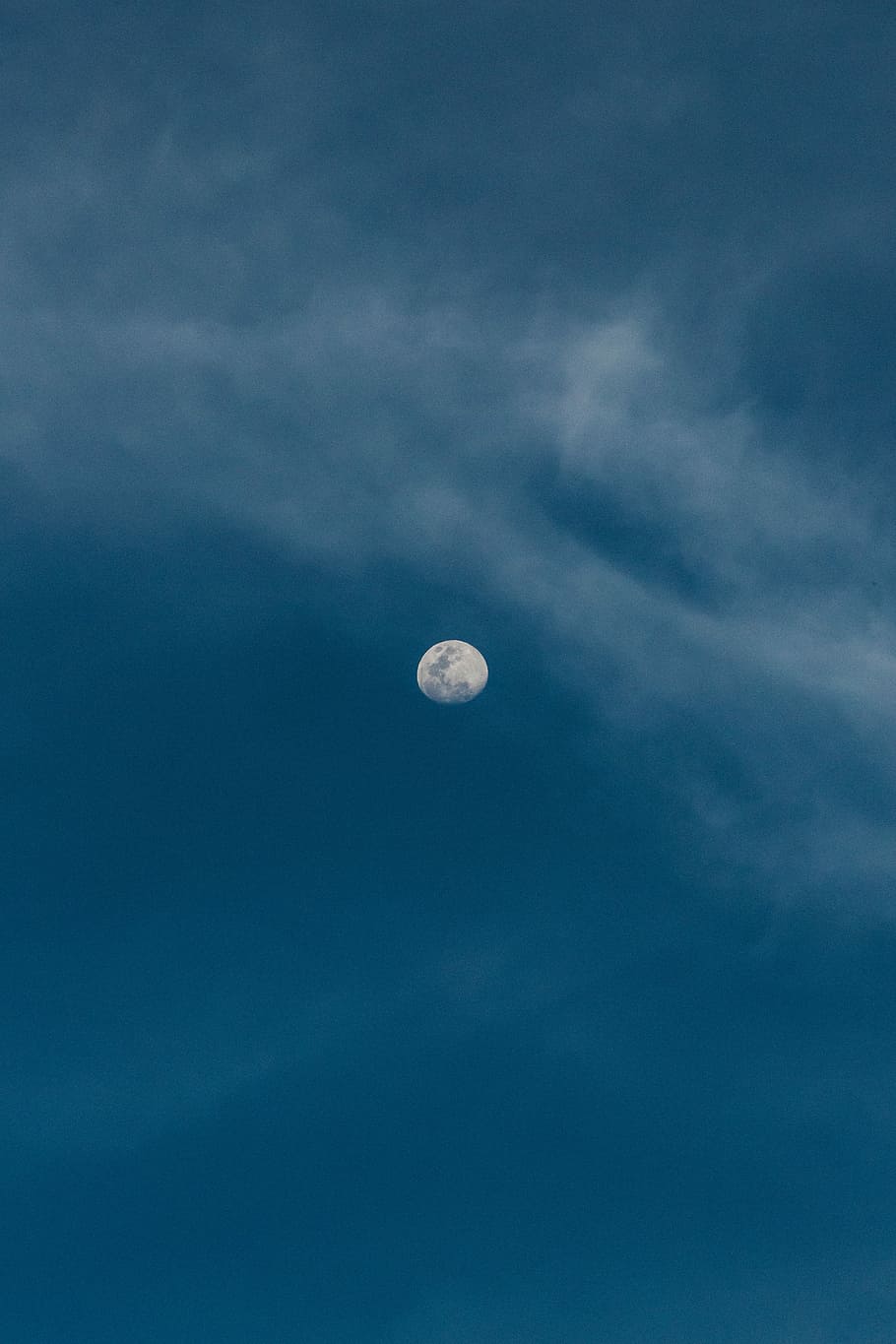 moon over clear sky, full moon, cloud, looking up, astrophotography HD wallpaper