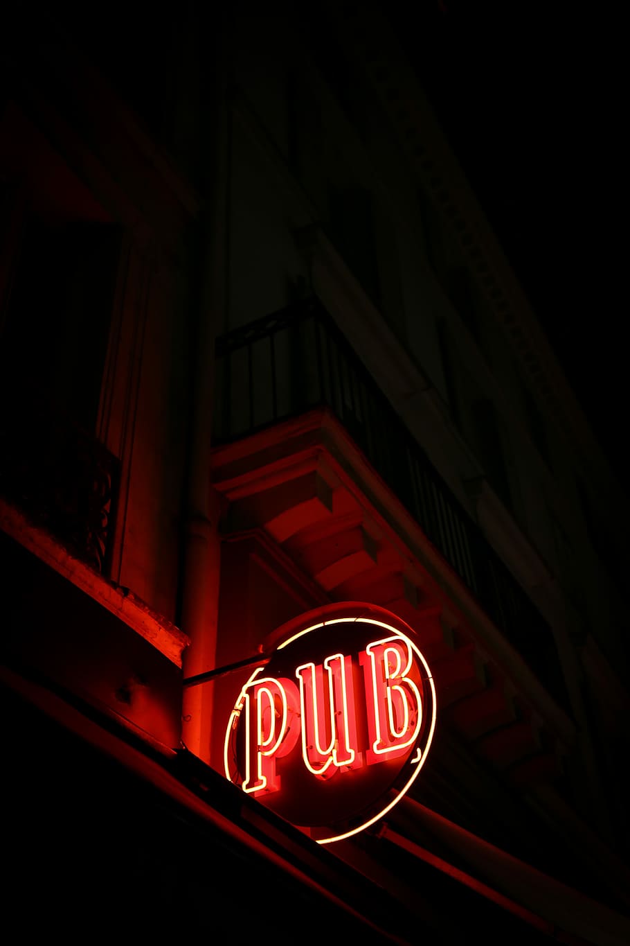PUB store signage turned on, lighted red and beige pub neon sign on building HD wallpaper