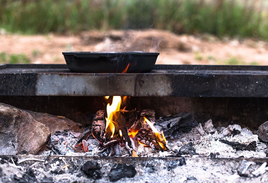 cast-iron pan on fire outside house, crying pan onburning wood HD wallpaper