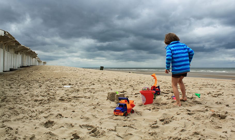 person standing on sea shore under gray sky, beach, coast, child HD wallpaper