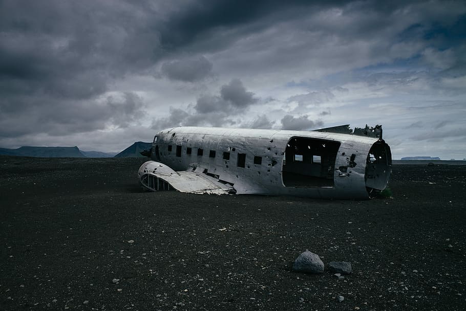 crashed white airliner, crashed plane on desert during daytime HD wallpaper