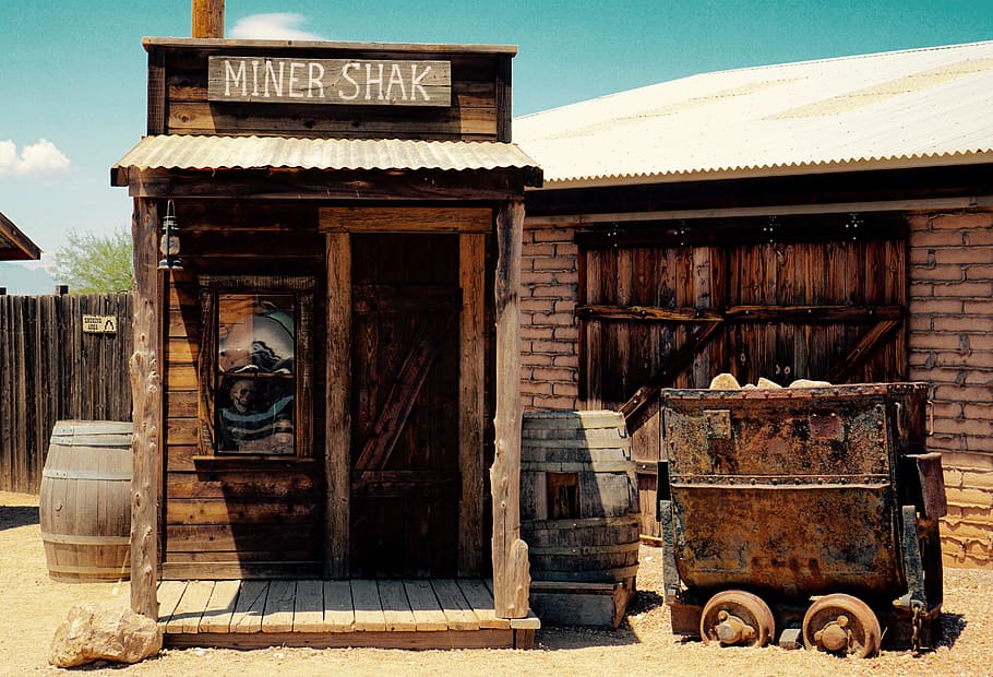 Miner Shak cottage, brown wooden miner shack near brown tunnel cart and log cabin at daytime HD wallpaper
