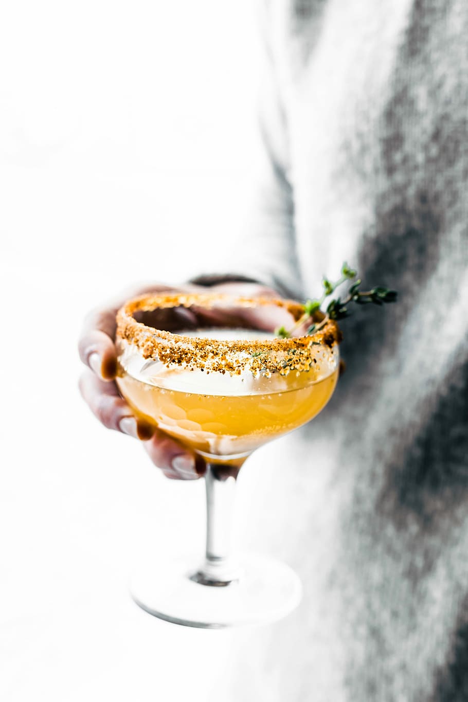 tilt shift lens photography of person holding wine glass, selective photography of champagne glass HD wallpaper