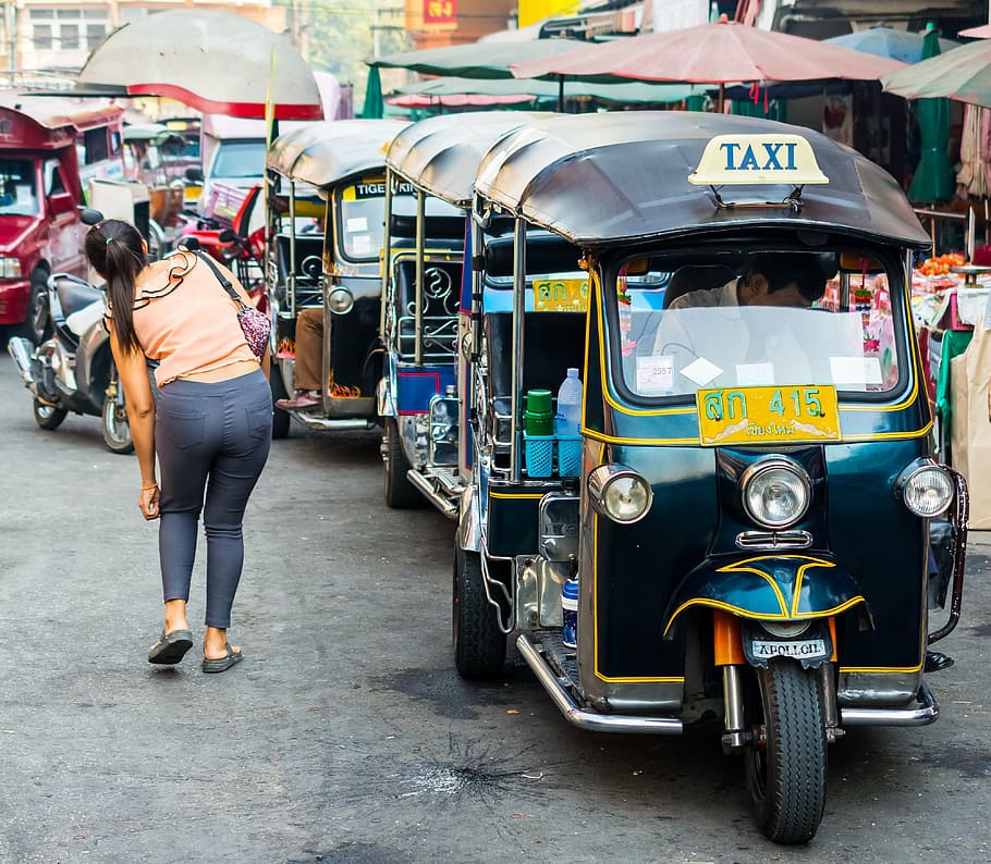 black auto rickshaws in line, tuk tuk, taxi, warorot market, chiang mai