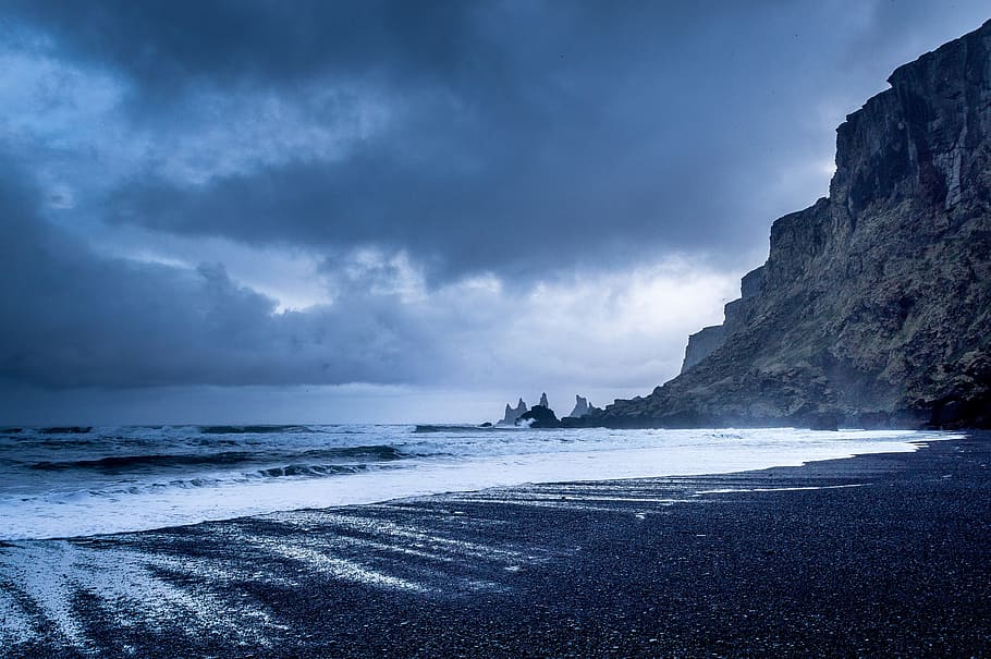 timelapse photography of splashing waves on seashore under cloudy sky HD wallpaper