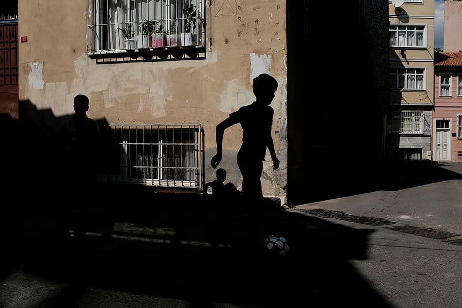 silhouette of boy running near brown concrete building during daytime, shadow of boys on wall, HD wallpaper