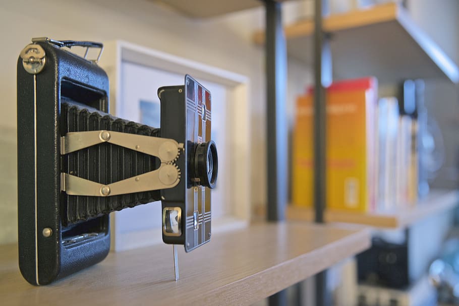 vintage black land camera on beige wooden shelf, vintage black camera on table HD wallpaper