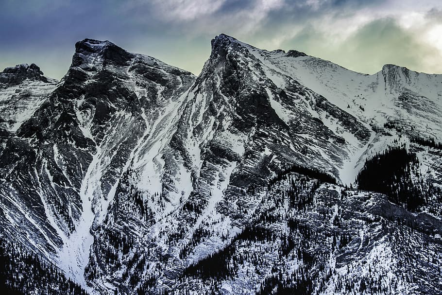 snow covered mountain under blue sky, snow covered mountain during daytime HD wallpaper