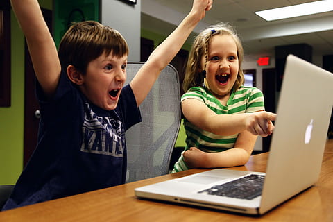 Kids excited at a laptop, boy, computer, excitement, photo, girl HD wallpaper