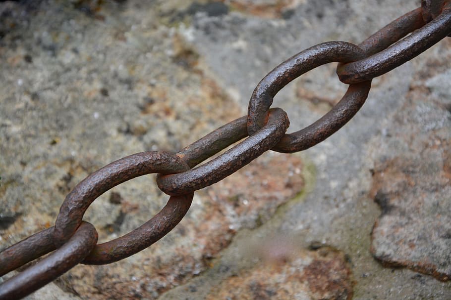 string, metal, chain link, rings, padlock, f, rusty, focus on foreground HD wallpaper