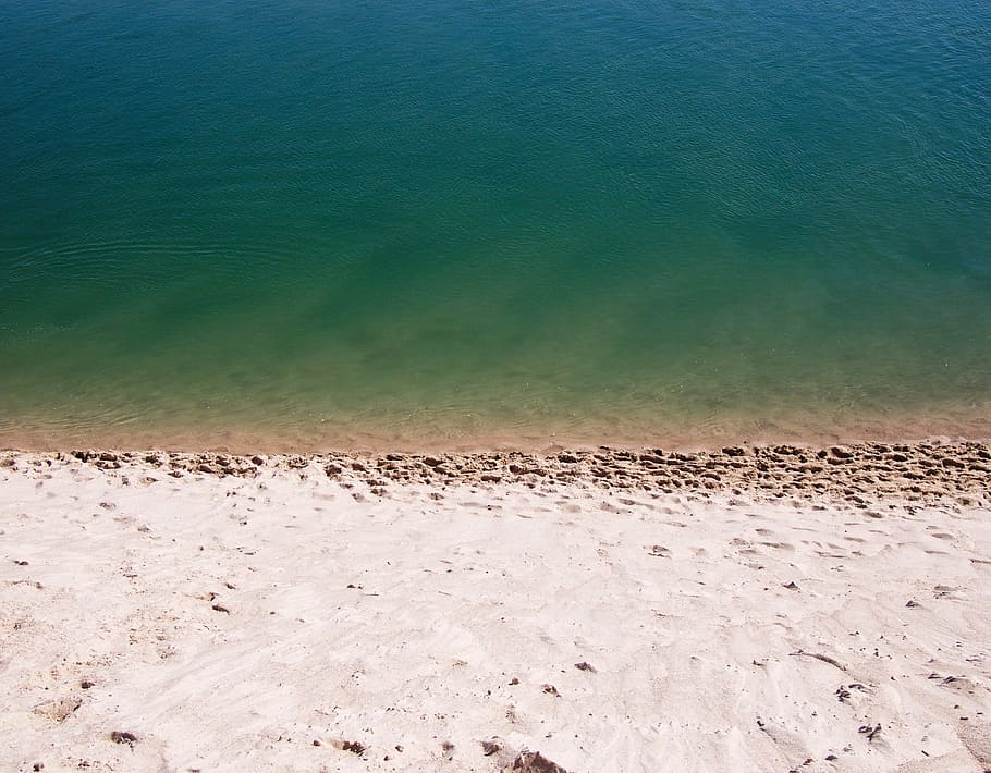 white sand near green calm body of water at daytime, white sand photography HD wallpaper