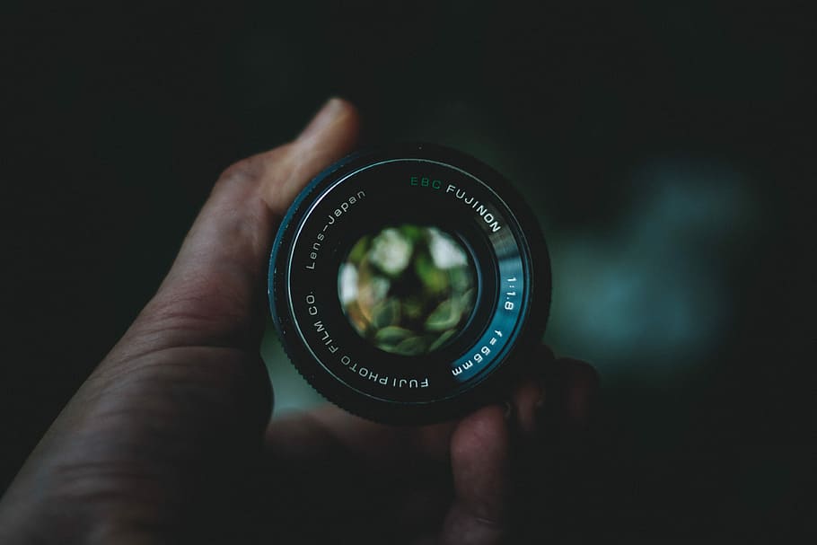 person holding black lens, person holding Fujifilm lens, hand HD wallpaper