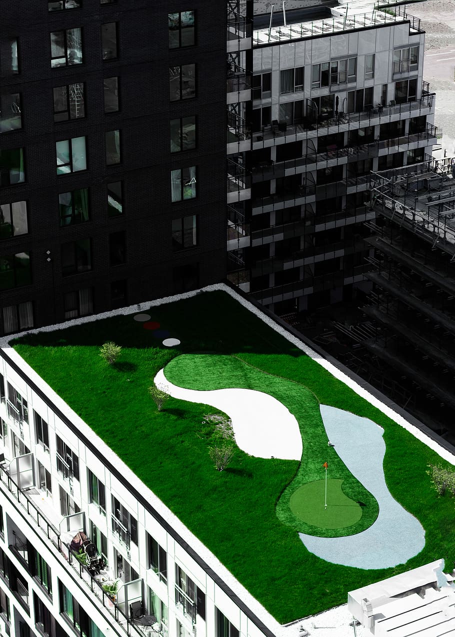 golf field on top of building during daytime, golf course on building rooftop, HD wallpaper