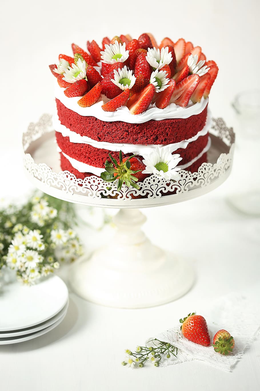 round icing covered cake with sliced strawberry on top, banh gato, HD wallpaper