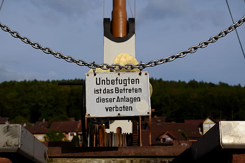 warnschild, blue sky, ship, chain, monument, warning, note HD wallpaper