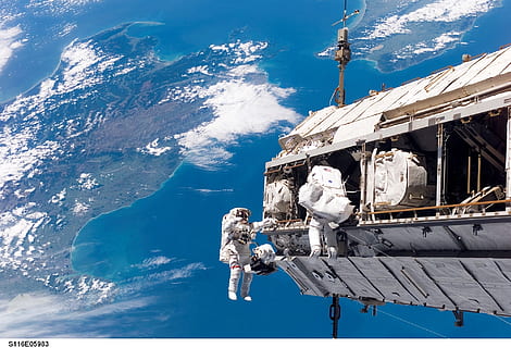 astronaut in space with near earth, spacewalk, space shuttle HD wallpaper