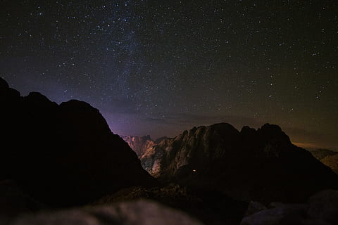 rock mountain during nighttime, silhouette of mountains at night HD wallpaper