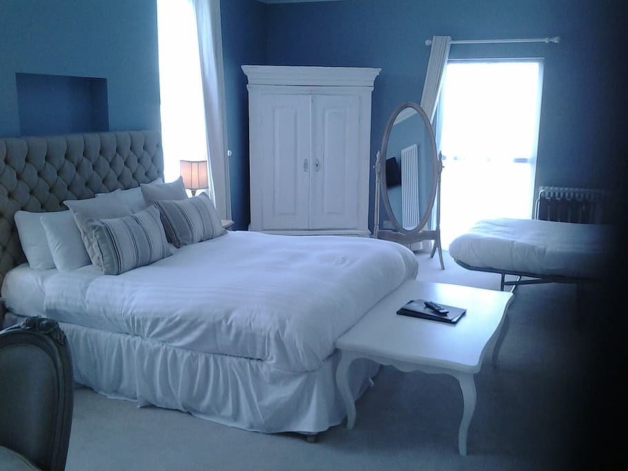 white and gray bedspread set, room, hotel, inside, furniture HD wallpaper