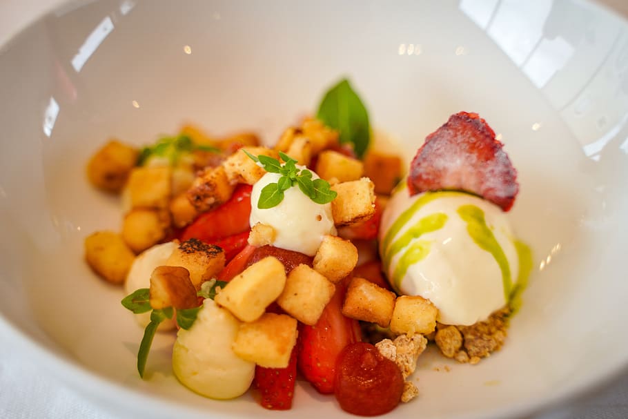 strawberries, salad of strawberries, basil, frozen yogurt, original beans edel white